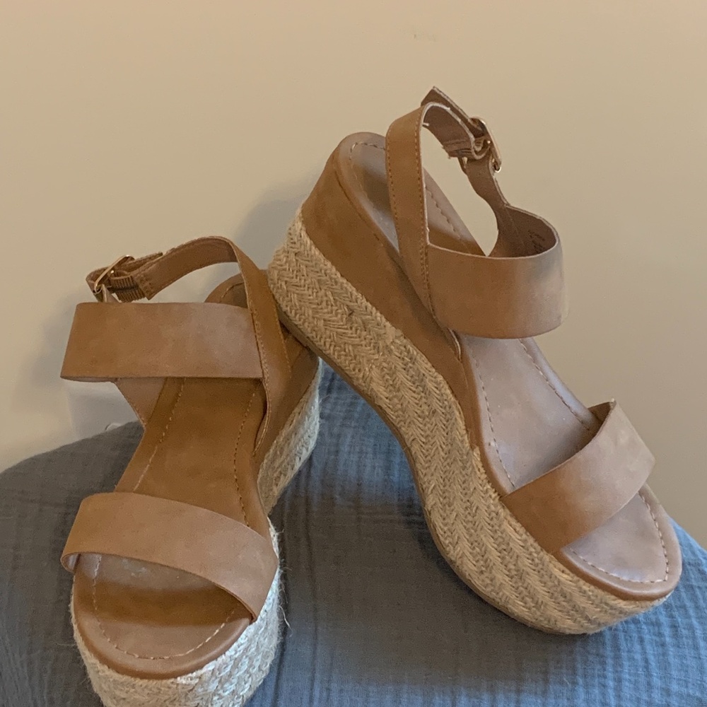Tan sandals with rope accents sz 8